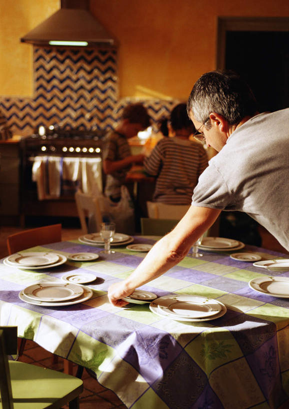 西方人,儿童,三个人,家庭,父亲,女儿,儿子,站,竖图,室内,白天,侧面,纯洁,餐桌,桌子,餐具,欧洲,欧洲人,阴影,光线,碟子,盘,影子,拿,拿着,小孩,阳光,盘子,碟,站着,温暖,温馨,父女,父子,一家人,父爱,可爱,童年,童趣,餐台,和睦,童真,烂漫,无邪,天真,男孩,男人,男性,年轻男性,女孩,女人,女性,白种人,孩子,年轻人,站立,半身,彩图,融洽,男生,女生