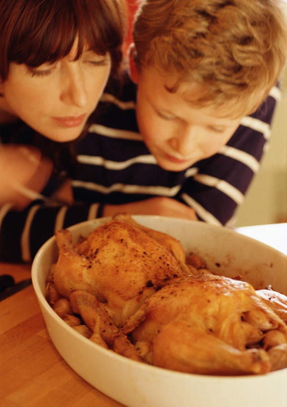 西方人,儿童,两个人,家庭,母亲,儿子,站,竖图,室内,白天,侧面,纯洁,餐桌,桌子,欧洲,欧洲人,鸡肉,肉,注视,肉类,小孩,观察,看,站着,温暖,温馨,母子,一家人,可爱,母爱,童年,童趣,餐台,观看,和睦,察看,关注,肉食,童真,烂漫,无邪,天真,男孩,年轻女性,女人,女性,白种人,孩子,年轻人,站立,半身,彩图,融洽,男生