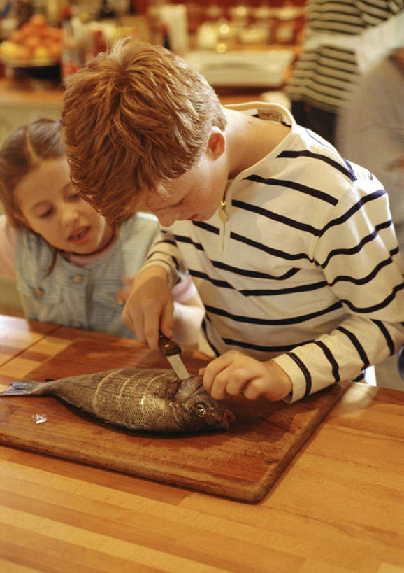 海鲜,西方人,儿童,两个人,站,竖图,俯视,室内,白天,纯洁,欧洲,欧洲人,鱼,刀具,拿,拿着,水产,鱼类,海洋生物,小孩,刀,切,站着,可爱,童年,童趣,水生动物,海产品,水生物,童真,海底动物,烂漫,无邪,天真,男孩,男人,男性,女孩,女人,女性,白种人,孩子,站立,半身,彩图,高角度拍摄,匕首,男生,女生