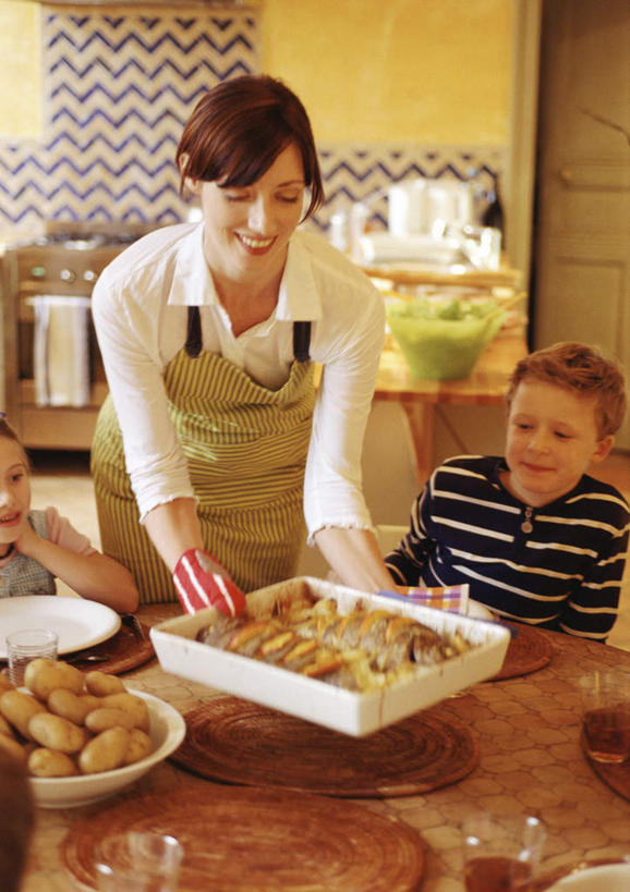 海鲜,西方人,儿童,家庭,母亲,女儿,儿子,站,竖图,室内,白天,正面,纯洁,餐桌,桌子,餐具,欧洲,欧洲人,朦胧,模糊,鱼,碟子,盘,拿,拿着,水产,鱼类,海洋生物,小孩,盘子,碟,站着,温暖,温馨,母女,母子,一家人,可爱,母爱,童年,童趣,餐台,和睦,水生动物,海产品,水生物,童真,海底动物,烂漫,无邪,天真,男孩,男人,男性,年轻女性,女孩,女人,女性,白种人,孩子,年轻人,站立,半身,彩图,融洽,男生,女生