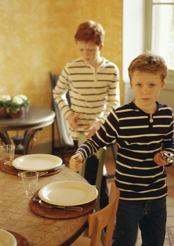 西方人,儿童,脸,头,脸颊,两个人,伙伴,朋友,站,竖图,室内,特写,白天,正面,友谊,纯洁,窗户,餐具,欧洲,欧洲人,刀叉,碟子,盘,拿,拿着,玻璃窗,小孩,盘子,碟,站着,可爱,童年,童趣,童真,烂漫,无邪,天真,友情,男孩,男人,男性,白种人,孩子,头部,脸部,脸蛋,面部,站立,半身,彩图,男生