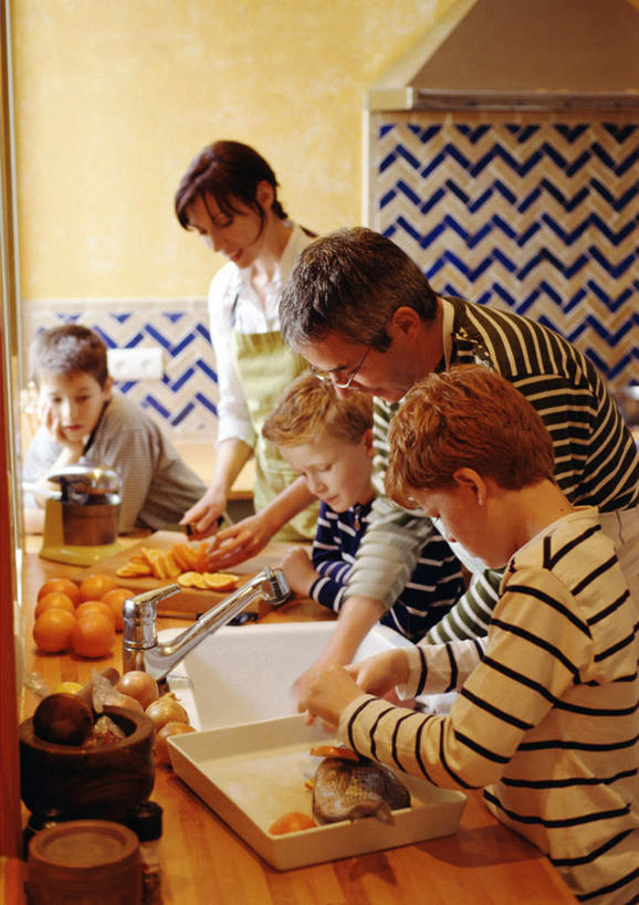 海鲜,西方人,儿童,家庭,母亲,父亲,儿子,站,竖图,室内,白天,侧面,纯洁,欧洲,欧洲人,鱼,许多人,拿,拿着,水产,鱼类,海洋生物,小孩,站着,一群人,温暖,温馨,父子,母子,一家人,父爱,可爱,母爱,童年,童趣,和睦,水生动物,海产品,水生物,童真,海底动物,烂漫,无邪,天真,男孩,男人,男性,年轻男性,年轻女性,女人,女性,白种人,孩子,年轻人,站立,半身,彩图,融洽,男生