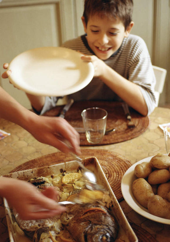 海鲜,西方人,儿童,两个人,家庭,母亲,儿子,站,笑,微笑,露齿笑,竖图,室内,白天,侧面,纯洁,餐具,欧洲,欧洲人,鱼,碟子,盘,拿,拿着,水产,鱼类,海洋生物,小孩,盘子,碟,站着,温暖,温馨,母子,一家人,可爱,母爱,童年,童趣,和睦,水生动物,海产品,水生物,童真,海底动物,烂漫,无邪,天真,男孩,年轻女性,女人,女性,白种人,孩子,年轻人,站立,半身,彩图,融洽,男生