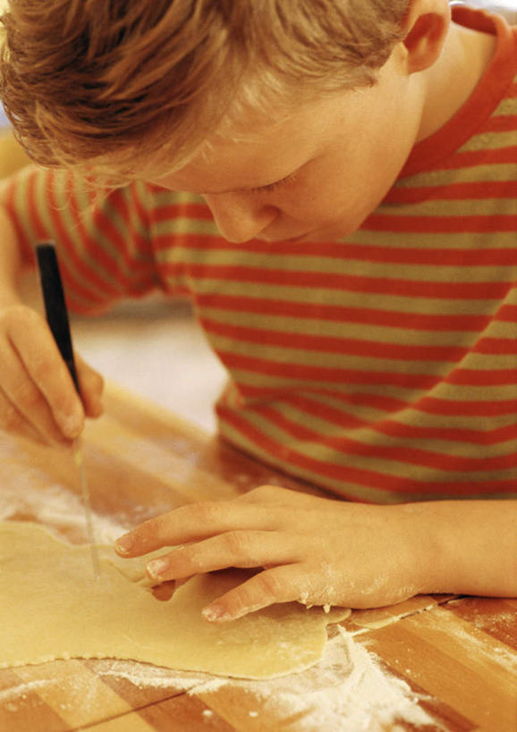 西方人,儿童,一个人,站,竖图,室内,白天,正面,纯洁,餐桌,桌子,欧洲,欧洲人,仅一个男性,仅一个人,面团,刀具,拿,拿着,小孩,刀,站着,仅一个小孩,可爱,童年,童趣,餐台,童真,烂漫,无邪,天真,男孩,男人,男性,白种人,孩子,站立,半身,彩图,匕首,男生