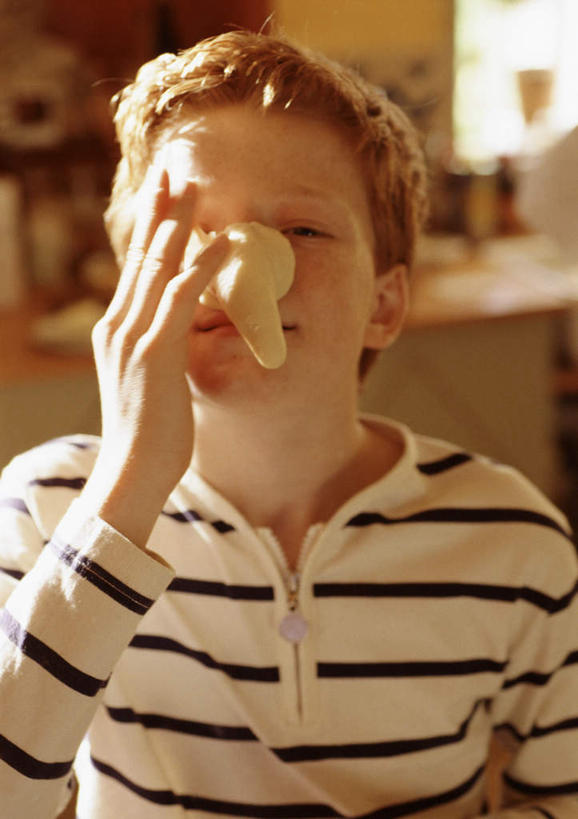 西方人,儿童,一个人,站,竖图,室内,白天,正面,纯洁,欧洲,欧洲人,仅一个男性,仅一个人,阴影,朦胧,模糊,光线,影子,面团,拿,拿着,小孩,阳光,站着,仅一个小孩,可爱,童年,童趣,童真,烂漫,无邪,天真,男孩,男人,男性,白种人,孩子,站立,半身,彩图,男生