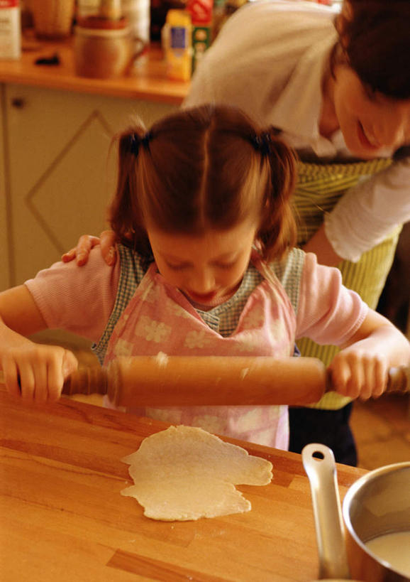 西方人,儿童,两个人,家庭,母亲,女儿,站,竖图,俯视,室内,白天,纯洁,餐桌,桌子,欧洲,欧洲人,擀面杖,面团,拿,拿着,小孩,站着,温暖,温馨,母女,一家人,可爱,母爱,童年,童趣,餐台,和睦,童真,烂漫,无邪,天真,年轻女性,女孩,女人,女性,白种人,孩子,年轻人,站立,半身,彩图,高角度拍摄,融洽,女生