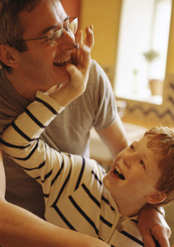 西方人,儿童,两个人,家庭,父亲,儿子,坐,笑,摸,微笑,露齿笑,竖图,室内,白天,正面,纯洁,欧洲,欧洲人,抚摸,眼镜,小孩,温暖,温馨,父子,一家人,父爱,可爱,童年,童趣,和睦,近视眼镜,童真,烂漫,无邪,天真,男孩,男人,男性,年轻男性,白种人,孩子,年轻人,触摸,接触,坐着,半身,彩图,融洽,男生