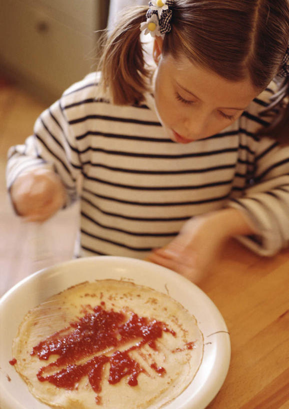 西方人,儿童,一个人,站,竖图,室内,白天,正面,纯洁,餐桌,桌子,餐具,欧洲,欧洲人,仅一个女性,仅一个人,朦胧,模糊,碟子,盘,食品,食物,小孩,盘子,碟,站着,仅一个小孩,可爱,童年,童趣,餐台,童真,烂漫,无邪,天真,女孩,女人,女性,白种人,孩子,站立,半身,彩图,女生