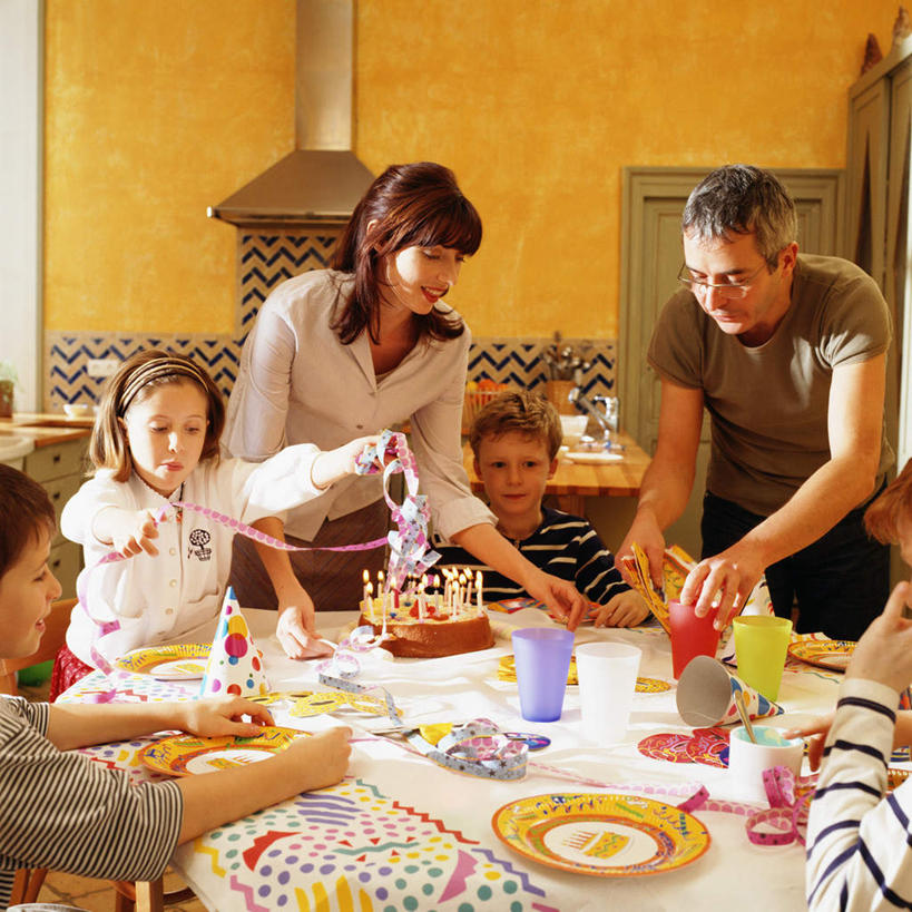 点心,西方人,儿童,家庭,母亲,父亲,女儿,儿子,站,方图,室内,白天,正面,下午茶,纯洁,餐桌,桌子,杯子,欧洲,欧洲人,眼镜,饭厅,食品,许多人,拿,拿着,食物,糕点,小孩,水杯,站着,一群人,温暖,温馨,父女,父子,母女,母子,一家人,父爱,可爱,母爱,童年,童趣,餐台,和睦,近视眼镜,童真,烂漫,无邪,天真,男孩,男人,男性,年轻男性,年轻女性,女孩,女人,女性,白种人,孩子,年轻人,茶杯,站立,半身,彩图,融洽,蛋糕,男生,女生