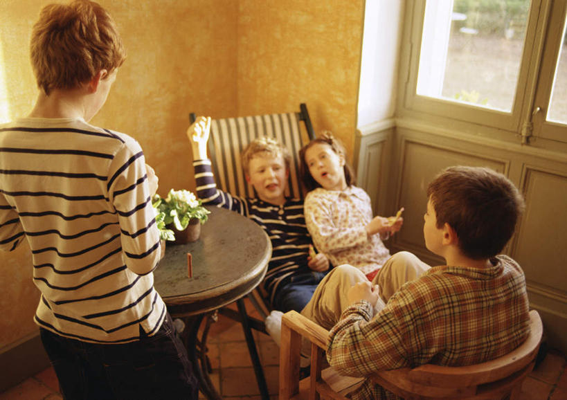 西方人,儿童,四个人,站,坐,举,横图,室内,白天,正面,纯洁,餐桌,窗户,桌子,欧洲,欧洲人,玻璃窗,小孩,托,站着,可爱,童年,童趣,餐台,童真,烂漫,无邪,天真,男孩,男人,男性,女孩,女人,女性,白种人,孩子,举起,举手,举着,向上举,向上伸,向上托,站立,坐着,半身,彩图,男生,女生