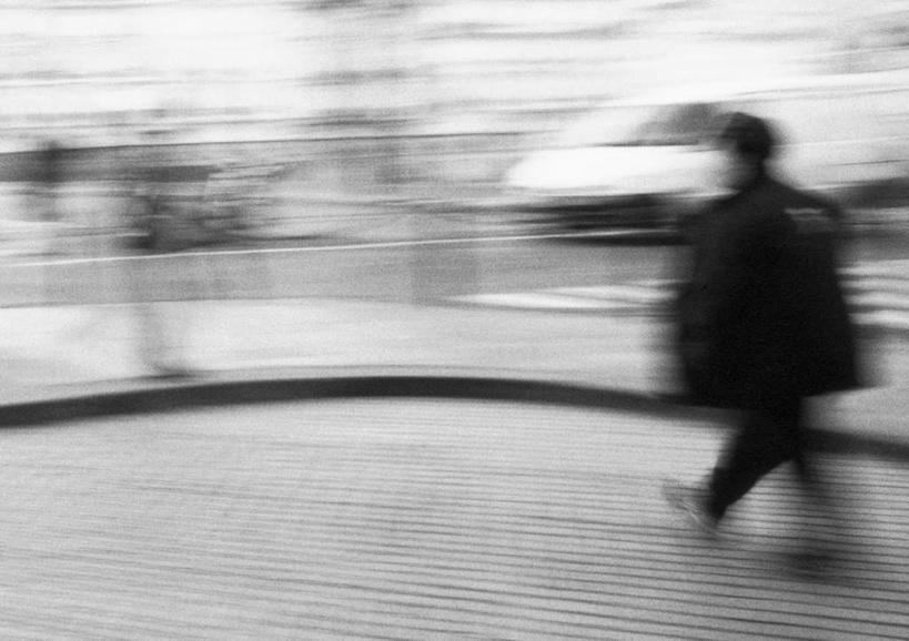 西方人,一个人,站,走,横图,黑白,室外,白天,侧面,道路,路,公路,欧洲,欧洲人,仅一个男性,仅一个人,朦胧,模糊,交通,仅一个年轻男性,站着,男人,男性,年轻男性,白种人,马路,步行,散步,站立,走路,全身