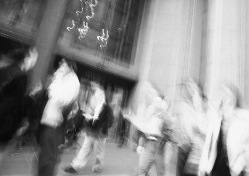 西方人,站,走,横图,黑白,室外,白天,正面,道路,路,公路,欧洲,欧洲人,朦胧,模糊,墙,交通,许多人,墙壁,墙面,站着,一群人,男人,男性,年轻男性,年轻女性,女人,女性,白种人,马路,步行,散步,站立,走路,半身