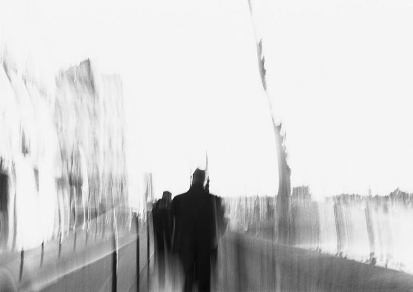 西方人,一个人,站,走,横图,黑白,室外,白天,道路,路,公路,欧洲,欧洲人,仅一个男性,仅一个人,朦胧,模糊,交通,仅一个年轻男性,背面,站着,男人,男性,年轻男性,白种人,马路,步行,散步,站立,走路,半身