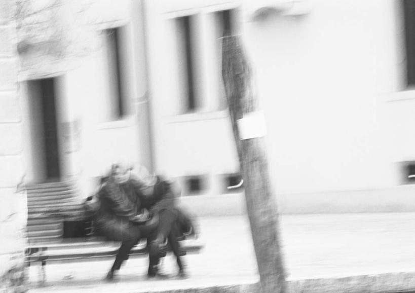 西方人,两个人,坐,抱,横图,黑白,室外,白天,正面,爱情,植物,道路,路,公路,椅子,欧洲,欧洲人,朦胧,模糊,长椅,交通,浪漫,树,树木,绿色,自然,温暖,温馨,恩爱,恋人,生长,成长,抱着,和睦,搂着,男人,男性,年轻男性,年轻女性,女人,女性,白种人,情侣,马路,搂,搂抱,坐着,全身,伴侣,融洽