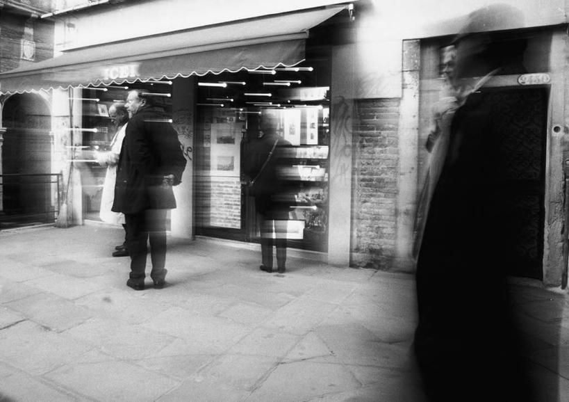 西方人,三个人,商店,站,走,横图,黑白,室外,白天,侧面,购物,消费,超市,欧洲,欧洲人,朦胧,模糊,站着,金融,百货,服装店,选购,贸易,百货公司,服饰店,血拼,男人,男性,年轻男性,年轻女性,女人,女性,白种人,步行,散步,站立,走路,半身,购物商场,购物中心,商业中心