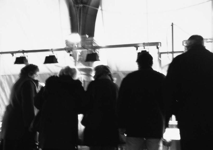 西方人,四个人,伙伴,朋友,站,横图,黑白,室外,白天,友谊,欧洲,欧洲人,注视,背面,观察,看,站着,观看,察看,关注,友情,男人,男性,女人,女性,中年男性,中年女性,白种人,站立,半身