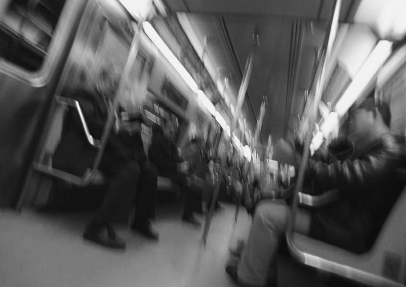 西方人,坐,横图,黑白,室内,白天,仰视,地铁,欧洲,欧洲人,朦胧,模糊,扶手,轨道交通,许多人,一群人,男人,男性,年轻男性,年轻女性,女人,女性,白种人,坐着,低角度拍摄,全身,地铁机动车,地下铁,轻轨
