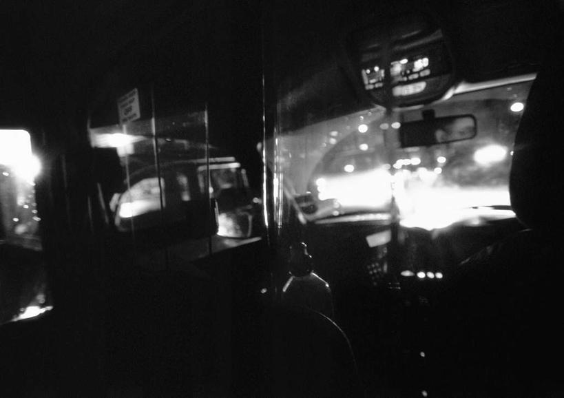 西方人,一个人,坐,横图,黑白,室外,白天,正面,汽车,欧洲,欧洲人,仅一个男性,仅一个人,朦胧,模糊,车,仅一个年轻男性,交通工具,轿车,男人,男性,年轻男性,白种人,坐着,半身