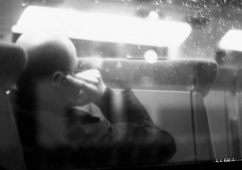 西方人,一个人,坐,打电话,横图,黑白,室外,白天,窗户,地铁,电话,手机,欧洲,欧洲人,仅一个男性,仅一个人,朦胧,模糊,轨道交通,拿,拿着,通讯设备,玻璃窗,仅一个年轻男性,背面,交流,男人,男性,年轻男性,白种人,沟通,通话,坐着,半身,地铁机动车,地下铁,轻轨