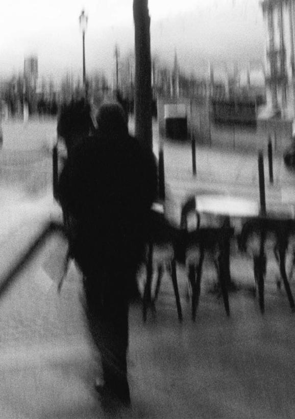 西方人,一个人,站,走,竖图,黑白,室外,白天,道路,路,公路,欧洲,欧洲人,仅一个男性,仅一个人,朦胧,模糊,交通,仅一个年轻男性,背面,站着,男人,男性,年轻男性,白种人,马路,步行,散步,站立,走路,半身