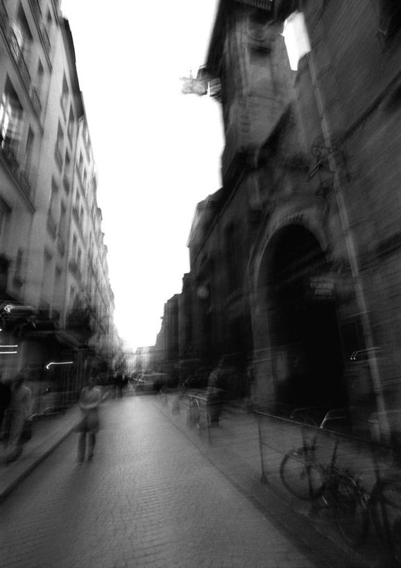 西方人,一个人,高楼大厦,站,走,竖图,黑白,室外,白天,正面,办公楼,大厦,道路,建筑,路,摩天大楼,写字楼,公路,欧洲,欧洲人,仅一个男性,仅一个人,朦胧,模糊,交通,仅一个年轻男性,楼宇,站着,商务楼,男人,男性,年轻男性,白种人,马路,步行,散步,站立,走路,半身,大楼,高层建筑,高楼,摩天楼