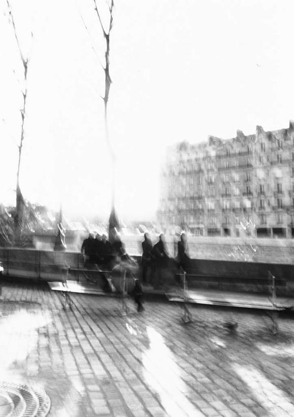 西方人,伙伴,朋友,家,站,竖图,黑白,室外,白天,正面,友谊,道路,路,公路,欧洲,欧洲人,朦胧,模糊,房屋,屋子,交通,许多人,楼房,住宅,站着,一群人,友情,男人,男性,年轻男性,年轻女性,女人,女性,白种人,马路,站立,全身,房子