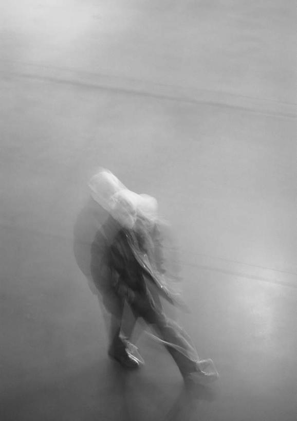 西方人,一个人,站,走,竖图,俯视,黑白,室外,白天,道路,路,公路,欧洲,欧洲人,仅一个年轻女性,仅一个女性,仅一个人,朦胧,模糊,交通,站着,年轻女性,女人,女性,白种人,马路,步行,散步,站立,走路,半身,高角度拍摄