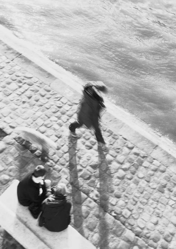 西方人,三个人,站,走,竖图,俯视,黑白,室外,白天,爱情,河流,水,道路,路,公路,欧洲,欧洲人,河水,水流,交通,浪漫,站着,温暖,温馨,恩爱,恋人,和睦,男人,男性,年轻男性,年轻女性,女人,女性,白种人,情侣,马路,步行,散步,站立,走路,高角度拍摄,全身,伴侣,融洽