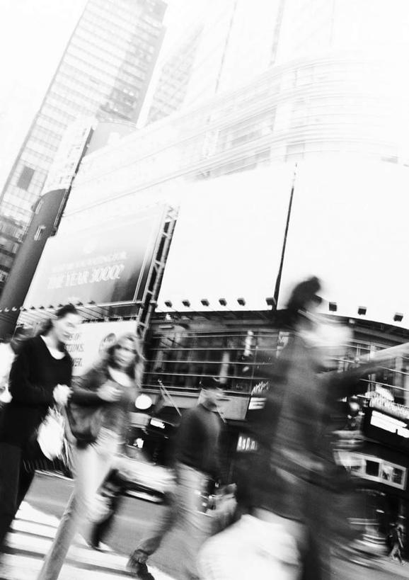 西方人,商店,站,走,竖图,黑白,室外,白天,侧面,购物,消费,超市,道路,路,人行横道,公路,欧洲,欧洲人,人行道,交通,许多人,站着,一群人,金融,百货,人行横道线,选购,贸易,百货公司,血拼,男人,男性,年轻男性,年轻女性,女人,女性,白种人,斑马线,马路,步行,散步,站立,走路,半身,购物商场,购物中心,商业中心