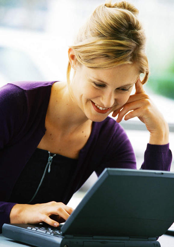 西方人,一个人,商务人士,商务女性,办公室,坐,笑,微笑,露齿笑,竖图,室内,白天,侧面,衬衫,电脑,笔记本电脑,桌子,欧洲,欧洲人,仅一个年轻女性,仅一个女性,仅一个人,套装,朦胧,模糊,网络,办公桌,通讯设备,无线,通信设备,商务装,无线网络,无线上网,便携式电脑,工薪阶层,手提电脑,年轻女性,白种人,年轻人,白领,上班族,坐着,半身,彩图,衬衣