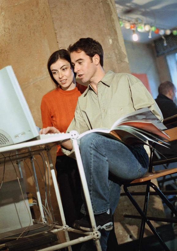 西方人,两个人,同事,商务人士,商务男性,商务女性,办公室,坐,说,竖图,室内,白天,正面,衬衫,讨论,成功,合作,团队,集体,信心,电脑,显示器,鼠标,键盘,书籍,欧洲,欧洲人,套装,网络,领带,拿,拿着,输入设备,通讯设备,队伍,台式电脑,领导,成就,通信设备,商务装,合伙,领袖,工薪阶层,输出设备,交流,男人,男性,年轻男性,年轻女性,女人,女性,白种人,年轻人,白领,上班族,书,图书,沟通,讲话,交谈,商讨,说话,谈话,坐着,半身,彩图,衬衣