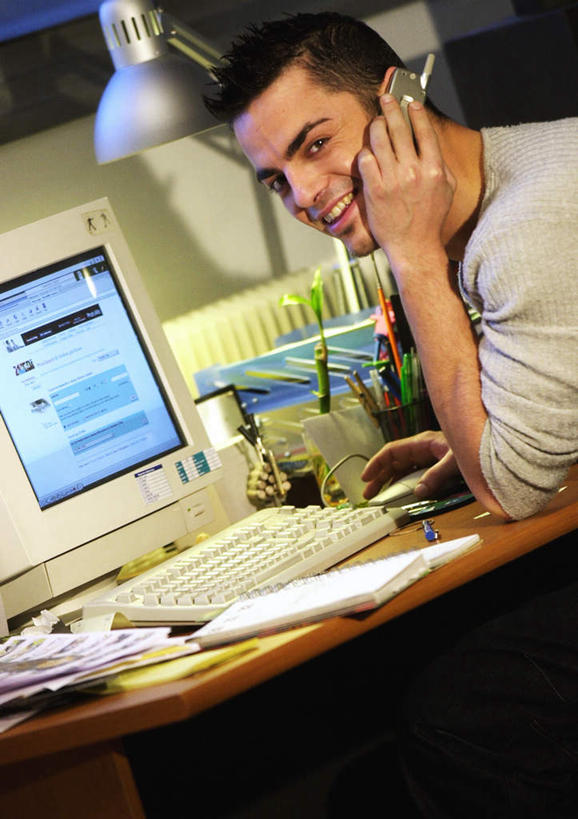 西方人,一个人,商务人士,商务男性,办公室,坐,打电话,竖图,室内,白天,正面,衬衫,电脑,显示器,鼠标,键盘,台灯,桌子,电话,手机,照明,欧洲,欧洲人,仅一个男性,仅一个人,套装,网络,办公桌,灯光,领带,拿,拿着,输入设备,通讯设备,灯,仅一个年轻男性,灯具,台式电脑,照亮,照明设备,通信设备,商务装,工薪阶层,输出设备,交流,年轻男性,白种人,年轻人,白领,上班族,沟通,通话,坐着,半身,彩图,衬衣