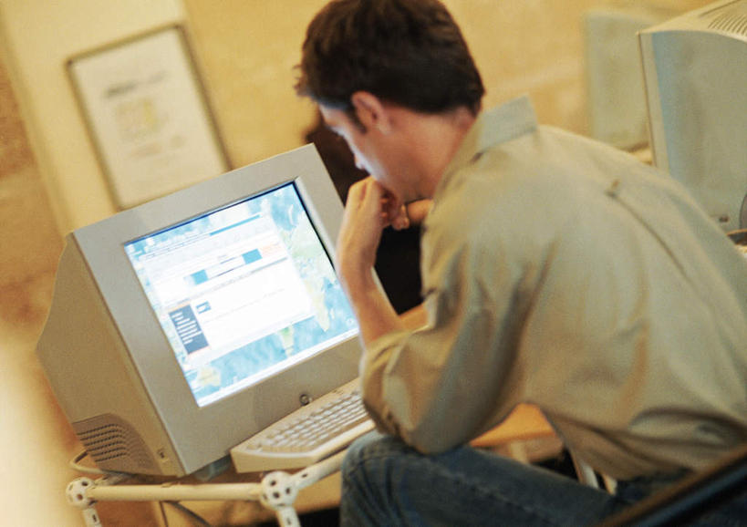 西方人,一个人,商务人士,商务男性,办公室,坐,横图,室内,白天,侧面,衬衫,电脑,显示器,鼠标,键盘,桌子,欧洲,欧洲人,仅一个男性,仅一个人,撑,套装,网络,办公桌,领带,托腮,输入设备,通讯设备,仅一个年轻男性,托,台式电脑,托下巴,通信设备,商务装,工薪阶层,输出设备,年轻男性,白种人,年轻人,白领,上班族,坐着,半身,彩图,衬衣