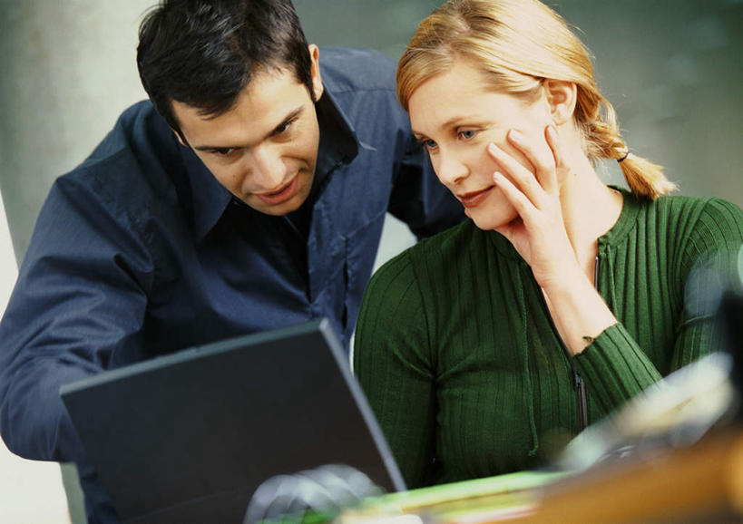 西方人,两个人,同事,商务人士,商务男性,商务女性,办公室,站,坐,说,横图,室内,白天,正面,衬衫,讨论,成功,合作,团队,集体,信心,电脑,笔记本电脑,桌子,欧洲,欧洲人,指,套装,网络,办公桌,领带,方向,通讯设备,队伍,手势,站着,无线,领导,指向,成就,通信设备,商务装,无线网络,合伙,领袖,无线上网,便携式电脑,工薪阶层,交流,手提电脑,男人,男性,年轻男性,年轻女性,女人,女性,白种人,年轻人,白领,上班族,沟通,讲话,交谈,商讨,说话,谈话,站立,坐着,半身,彩图,衬衣