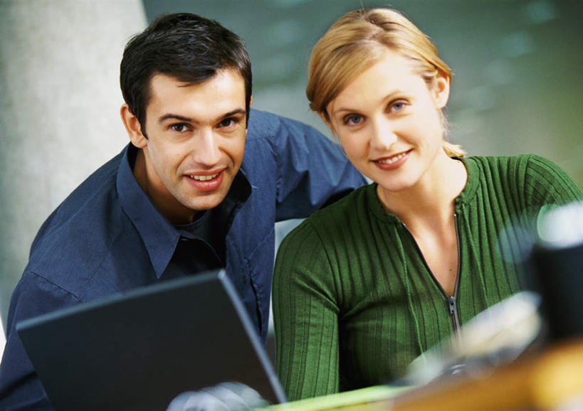 西方人,脸,头,脸颊,两个人,同事,商务人士,商务男性,商务女性,办公室,站,坐,笑,微笑,露齿笑,横图,室内,特写,白天,正面,衬衫,成功,合作,团队,集体,信心,电脑,笔记本电脑,桌子,欧洲,欧洲人,套装,网络,办公桌,领带,通讯设备,队伍,站着,无线,领导,成就,通信设备,商务装,无线网络,合伙,领袖,无线上网,便携式电脑,工薪阶层,手提电脑,男人,男性,年轻男性,年轻女性,女人,女性,白种人,年轻人,头部,脸部,脸蛋,面部,白领,上班族,站立,坐着,半身,彩图,衬衣