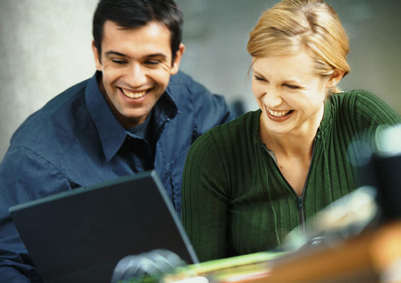 西方人,两个人,同事,商务人士,商务男性,商务女性,办公室,站,坐,笑,微笑,露齿笑,横图,室内,白天,正面,衬衫,成功,合作,团队,集体,信心,电脑,笔记本电脑,桌子,欧洲,欧洲人,套装,网络,办公桌,领带,通讯设备,队伍,站着,无线,领导,成就,通信设备,商务装,无线网络,合伙,领袖,无线上网,便携式电脑,工薪阶层,手提电脑,男人,男性,年轻男性,年轻女性,女人,女性,白种人,年轻人,白领,上班族,站立,坐着,半身,彩图,衬衣