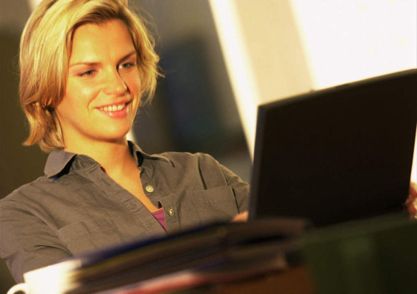 西方人,一个人,商务人士,商务女性,办公室,坐,笑,微笑,露齿笑,横图,室内,白天,侧面,衬衫,电脑,笔记本电脑,桌子,欧洲,欧洲人,仅一个年轻女性,仅一个女性,仅一个人,阴影,套装,朦胧,模糊,光线,网络,影子,办公桌,通讯设备,阳光,无线,通信设备,商务装,无线网络,无线上网,便携式电脑,工薪阶层,手提电脑,年轻女性,白种人,年轻人,白领,上班族,坐着,半身,彩图,衬衣