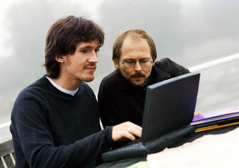 西方人,胡须,两个人,同事,商务人士,商务男性,办公室,坐,横图,室内,白天,侧面,衬衫,成功,合作,团队,集体,信心,电脑,笔记本电脑,桌子,欧洲,欧洲人,敲打,套装,网络,眼镜,办公桌,领带,输入,通讯设备,队伍,打字,点击,敲击,无线,领导,成就,通信设备,商务装,无线网络,合伙,领袖,近视眼镜,无线上网,便携式电脑,工薪阶层,按键,手提电脑,男人,男性,年轻男性,白种人,年轻人,胡子,络腮胡,白领,上班族,坐着,半身,彩图,衬衣