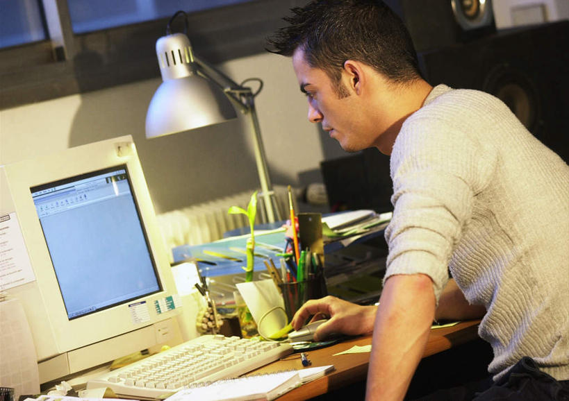 西方人,一个人,商务人士,商务男性,办公室,坐,横图,室内,白天,侧面,衬衫,电脑,显示器,鼠标,键盘,台灯,桌子,照明,欧洲,欧洲人,仅一个男性,仅一个人,套装,网络,办公桌,灯光,领带,注视,输入设备,通讯设备,灯,仅一个年轻男性,灯具,观察,看,台式电脑,观看,照亮,察看,照明设备,关注,通信设备,商务装,工薪阶层,输出设备,年轻男性,白种人,年轻人,白领,上班族,坐着,半身,彩图,衬衣