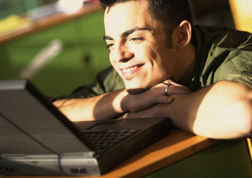 西方人,一个人,商务人士,商务男性,办公室,坐,笑,微笑,露齿笑,横图,室内,白天,正面,仰视,衬衫,电脑,笔记本电脑,欧洲,欧洲人,仅一个男性,仅一个人,套装,朦胧,模糊,网络,领带,通讯设备,仅一个年轻男性,趴着,无线,通信设备,商务装,无线网络,无线上网,便携式电脑,工薪阶层,手提电脑,年轻男性,白种人,年轻人,白领,上班族,趴,坐着,半身,彩图,低角度拍摄,衬衣