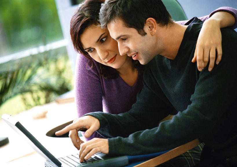 西方人,两个人,坐,抱,说,横图,室内,白天,侧面,爱情,讨论,电脑,笔记本电脑,欧洲,欧洲人,指,朦胧,模糊,网络,浪漫,方向,通讯设备,手势,温暖,温馨,恩爱,恋人,抱着,和睦,无线,搂着,指向,通信设备,无线网络,无线上网,便携式电脑,交流,手提电脑,男人,男性,年轻男性,年轻女性,女人,女性,白种人,情侣,沟通,讲话,交谈,搂,搂抱,商讨,说话,谈话,坐着,半身,彩图,伴侣,融洽