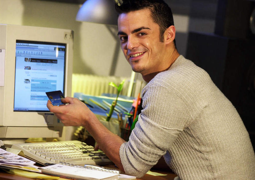 西方人,一个人,商务人士,商务男性,办公室,坐,笑,微笑,露齿笑,横图,室内,白天,侧面,衬衫,电脑,显示器,鼠标,键盘,台灯,桌子,照明,欧洲,欧洲人,仅一个男性,仅一个人,套装,网络,办公桌,灯光,领带,输入设备,通讯设备,灯,仅一个年轻男性,灯具,台式电脑,照亮,照明设备,通信设备,商务装,工薪阶层,输出设备,年轻男性,白种人,年轻人,白领,上班族,坐着,半身,彩图,衬衣