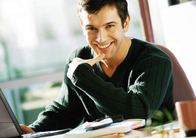 西方人,一个人,商务人士,商务男性,办公室,坐,笑,微笑,露齿笑,横图,室内,白天,正面,衬衫,电脑,笔记本电脑,桌子,欧洲,欧洲人,仅一个男性,仅一个人,阴影,套装,朦胧,模糊,光线,网络,影子,办公桌,领带,通讯设备,仅一个年轻男性,阳光,无线,通信设备,商务装,无线网络,无线上网,便携式电脑,工薪阶层,手提电脑,年轻男性,白种人,年轻人,白领,上班族,坐着,半身,彩图,衬衣