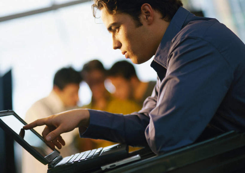 西方人,一个人,商务人士,商务男性,办公室,坐,横图,室内,白天,侧面,衬衫,电脑,笔记本电脑,欧洲,欧洲人,仅一个男性,仅一个人,指,套装,网络,领带,注视,方向,通讯设备,仅一个年轻男性,观察,看,手势,观看,察看,无线,指向,关注,通信设备,商务装,无线网络,无线上网,便携式电脑,工薪阶层,手提电脑,年轻男性,白种人,年轻人,白领,上班族,坐着,半身,彩图,衬衣