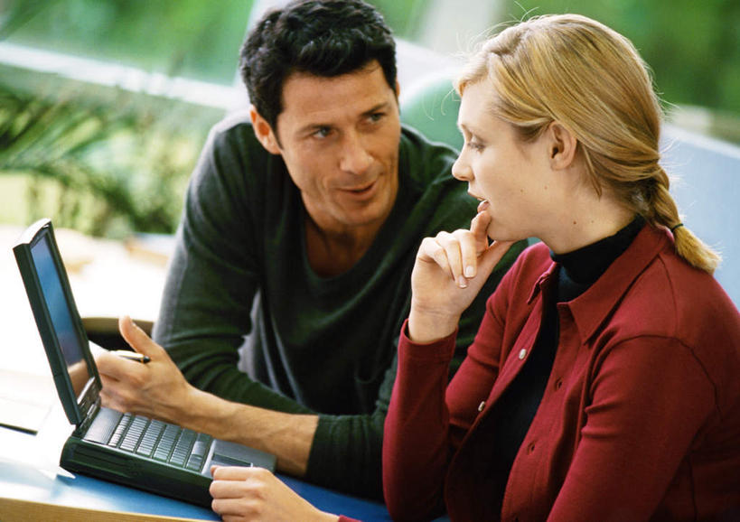 西方人,两个人,同事,商务人士,商务男性,商务女性,办公室,坐,说,横图,室内,白天,侧面,衬衫,讨论,成功,合作,团队,集体,信心,电脑,笔记本电脑,桌子,欧洲,欧洲人,撑,套装,网络,办公桌,领带,托腮,通讯设备,队伍,托,无线,领导,成就,托下巴,通信设备,商务装,无线网络,合伙,领袖,无线上网,便携式电脑,工薪阶层,交流,手提电脑,男人,男性,年轻男性,年轻女性,女人,女性,白种人,年轻人,白领,上班族,沟通,讲话,交谈,商讨,说话,谈话,坐着,半身,彩图,衬衣