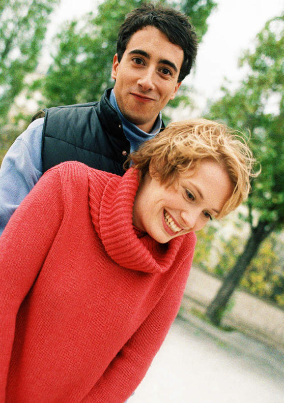 西方人,两个人,站,笑,微笑,露齿笑,竖图,室外,白天,正面,爱情,植物,道路,路,公路,欧洲,欧洲人,交通,浪漫,树,树木,绿色,自然,站着,温暖,温馨,恩爱,恋人,生长,成长,和睦,男人,男性,年轻男性,年轻女性,女人,女性,白种人,情侣,马路,站立,半身,彩图,伴侣,融洽