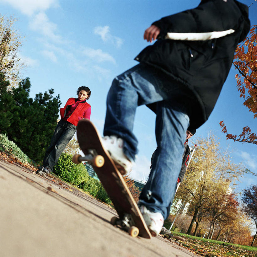 西方人,两个人,站,方图,室外,白天,仰视,爱情,植物,欧洲,欧洲人,云,云朵,浪漫,云彩,树,树木,蓝色,绿色,白云,蓝天,天空,自然,天,站着,温暖,温馨,恩爱,恋人,生长,成长,滑板,和睦,男人,男性,年轻男性,年轻女性,女人,女性,白种人,情侣,站立,彩图,低角度拍摄,全身,伴侣,融洽