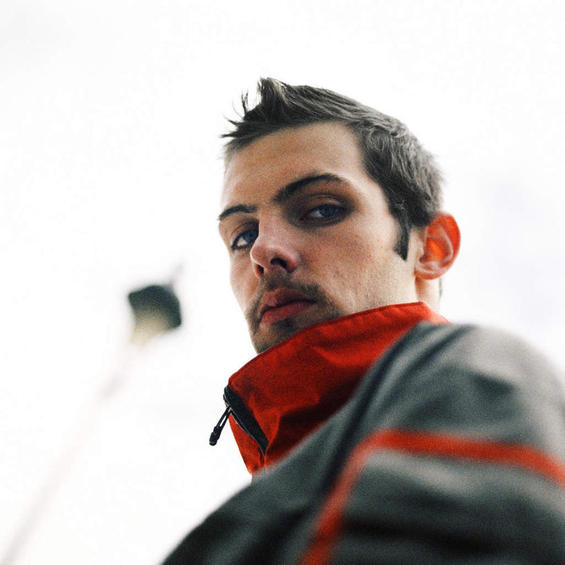 西方人,脸,头,脸颊,一个人,站,方图,室外,特写,白天,仰视,欧洲,欧洲人,仅一个男性,仅一个人,注视,仅一个年轻男性,观察,看,站着,观看,察看,关注,男人,男性,年轻男性,白种人,头部,脸部,脸蛋,面部,站立,半身,彩图,低角度拍摄