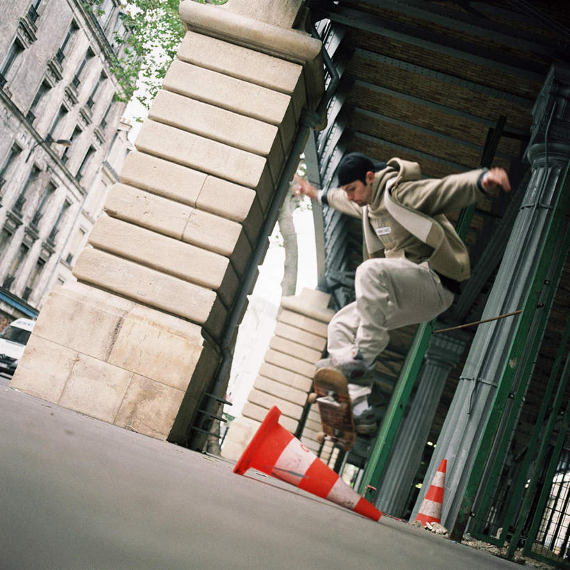 西方人,一个人,跳,方图,室外,白天,仰视,锻炼,运动,欧洲,欧洲人,仅一个男性,仅一个人,分离,墙,半空,警告,墙壁,墙面,仅一个年轻男性,警示,滑板,隔离,禁止,提醒,提示,限制,交通标志,路锥,交通锥,体育,危险,男人,男性,年轻男性,白种人,跳跃,彩图,低角度拍摄,全身,健身