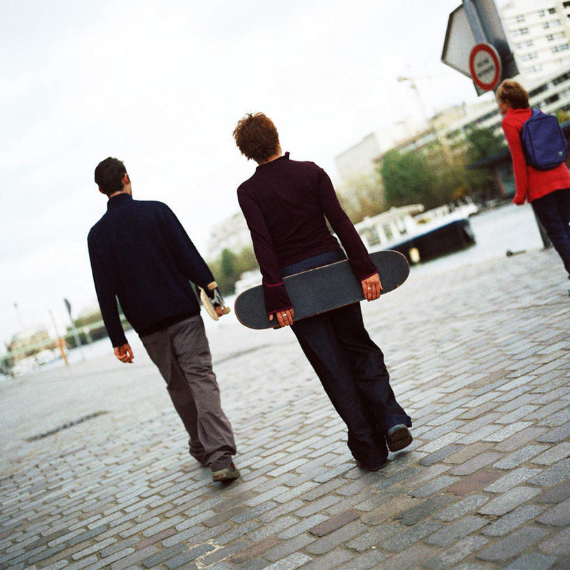 西方人,两个人,站,抱,方图,室外,白天,爱情,道路,路,公路,欧洲,欧洲人,交通,浪漫,背面,站着,温暖,温馨,恩爱,恋人,滑板,抱着,和睦,男人,男性,年轻男性,年轻女性,女人,女性,白种人,情侣,马路,站立,彩图,全身,伴侣,融洽